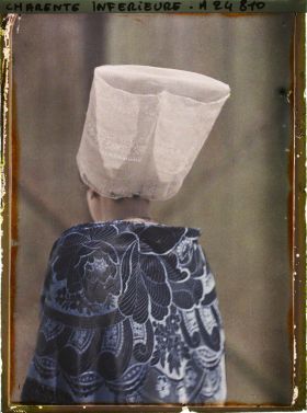 Image représentant Madame Chauvet de dos, portant une coiffe réthaise