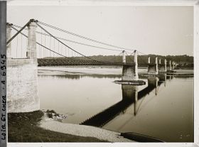 Image représentant Le pont suspendu au-dessus de la Loire, entre Ecure et Chaumont