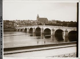 Image représentant Le pont Jacques-Gabriel, au second plan la cathédrale