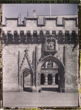 Image représentant La porte principale de l'Hôtel de Ville