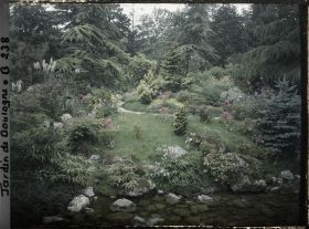 Image représentant Cours d'eau et butte fleurie du " sanctuaire japonais " dans un paysage arboré masquant le sôrintô