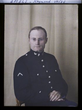 Image représentant Monsieur  https://musee-albert-kahn.s-museum.fr/home/NWQ2OTAwYzNmYjZlZTk1ZWQwODJmMjY4L2dlbmVyaWMtbm90aWNlLXRhYi9hdXRob3JpdHkvNjE3YTc5ZjVjZjhiODk2OGIzMzM3ZDIx/5d6900c3fb6ee95ed082f268/generic-notice-tab/authority/617a79ebcf8b8968b33379ed Raymond Voize