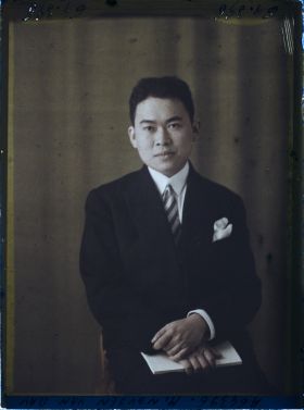 Image représentant https://musee-albert-kahn.s-museum.fr/home/NWQ2OTAwYzNmYjZlZTk1ZWQwODJmMjY4L2dlbmVyaWMtbm90aWNlLXRhYi9hdXRob3JpdHkvNjE3YTc5ZjVjZjhiODk2OGIzMzM3ZDIx/5d6900c3fb6ee95ed082f268/generic-notice-tab/authority/617a79ebcf8b8968b33374bf Monsieur Nguyen Van Bau