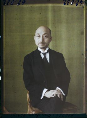 Image représentant https://musee-albert-kahn.s-museum.fr/home/NWQ2OTAwYzNmYjZlZTk1ZWQwODJmMjY4L2dlbmVyaWMtbm90aWNlLXRhYi9hdXRob3JpdHkvNjE3YTc5ZjVjZjhiODk2OGIzMzM3ZDIx/5d6900c3fb6ee95ed082f268/generic-notice-tab/authority/617a79ebcf8b8968b3336708 Monsieur Adachi