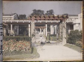 Image représentant L'Exposition des arts décoratifs, Jardin de Vacherot et Riousse, sur l'esplanade Invalides, entre le Pavillon de Mulhouse et l'Hôtel du Collectionneur, ou Pavillon Ruhlmann