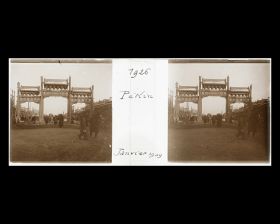 Image représentant Des passants, des policiers et le portique de l'est, appelé Furen au carrefour de Dongsi ("Quatre Portiques de l'Est")
