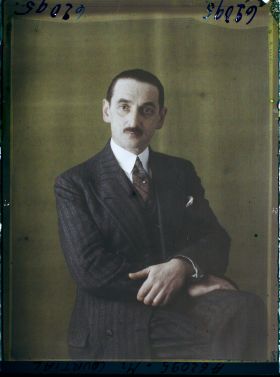 Image représentant https://musee-albert-kahn.s-museum.fr/home/NWQ2OTAwYzNmYjZlZTk1ZWQwODJmMjY4L2dlbmVyaWMtbm90aWNlLXRhYi9hdXRob3JpdHkvNjE3YTc5ZjVjZjhiODk2OGIzMzM3ZDIx/5d6900c3fb6ee95ed082f268/generic-notice-tab/authority/617a79ebcf8b8968b3336b0b Monsieur Courtial