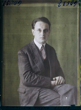 Image représentant https://musee-albert-kahn.s-museum.fr/home/NWQ2OTAwYzNmYjZlZTk1ZWQwODJmMjY4L2dlbmVyaWMtbm90aWNlLXRhYi9hdXRob3JpdHkvNjE3YTc5ZjVjZjhiODk2OGIzMzM3ZDIx/5d6900c3fb6ee95ed082f268/generic-notice-tab/authority/617a79ebcf8b8968b3337089 Monsieur Walter Kotschnig
