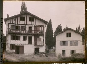 Image représentant France, Ustaritz, Maison basque et entrée du Cimetière d'Ustaritz