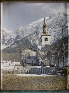 Image représentant France Les Alpes, Vallée de Chamonix ; Un Coin du Village des Houches avec Son Clocher