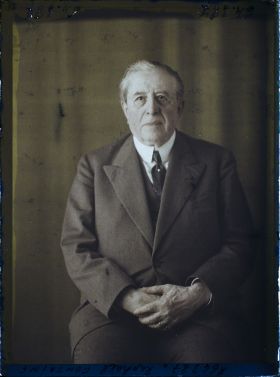 Image représentant https://musee-albert-kahn.s-museum.fr/home/NWQ2OTAwYzNmYjZlZTk1ZWQwODJmMjY4L2dlbmVyaWMtbm90aWNlLXRhYi9hdXRob3JpdHkvNjE3YTc5ZjVjZjhiODk2OGIzMzM3ZDIx/5d6900c3fb6ee95ed082f268/generic-notice-tab/authority/617a79ebcf8b8968b3336d4c Monsieur Raphaël Fontaine