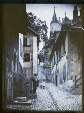 Image représentant La ruelle de la Poterne et le château de Nyon