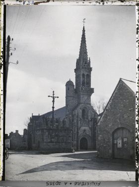 Image représentant Le calvaire et l'église Notre-Dame de Confort
