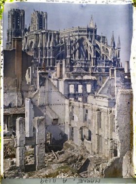Image représentant Le quartier de l'Université en ruine, au fond la cathédrale