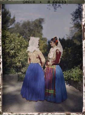 Image représentant Deux femmes Corfiotes en costume
