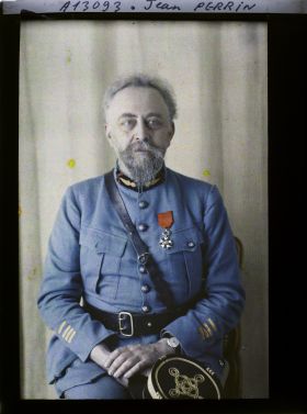 Image représentant Le commandant  https://musee-albert-kahn.s-museum.fr/home/NWQ2OTAwYzNmYjZlZTk1ZWQwODJmMjY4L2dlbmVyaWMtbm90aWNlLXRhYi9hdXRob3JpdHkvNjE3YTc5ZjVjZjhiODk2OGIzMzM3ZDIx/5d6900c3fb6ee95ed082f268/generic-notice-tab/authority/617a79ebcf8b8968b333757b Jean Perrin