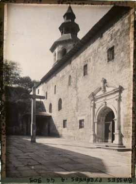 Image représentant France, Ciboure, La Cour de l'Eglise (Dalles funéraires) l'entrée et le Clocher de l'Eglise