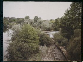 Image représentant France, Ustaritz, Vues d'ensemble prises des bords de la Nive Bords de la Nive