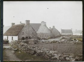 Image représentant Quelques maisons du village et des habitants