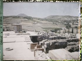 Image représentant Vue vers le sud, ruines des magasins et édifices (surmontés de cornes de taureau), des Propylées sud (entrée) du Palais