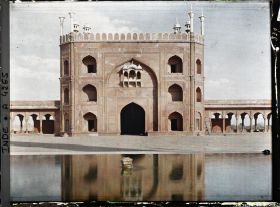 Image représentant Bassin aux ablutions et porte de la Grande Mosquée (Jama Masjid)
