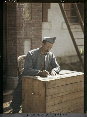 Image représentant Poilu faisant sa correspondance