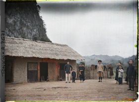 Image représentant Des villageois devant la maison d'un notable près du massif de Bac-so'n (ou massif de Cai-binh)