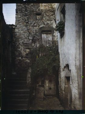 Image représentant France, St Floret, Vieille Maison du XVIIe s