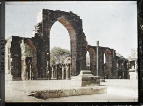 Image représentant Le pilier de fer et les ruines de la mosquée de la Puissance-de-l'Islam (Quwwat al-Islam Masjid)