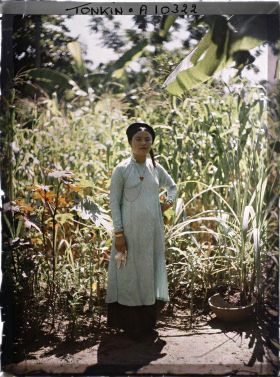 Image représentant Une jeune femme en turban et tunique vert pâle, épouse d'un Européen
