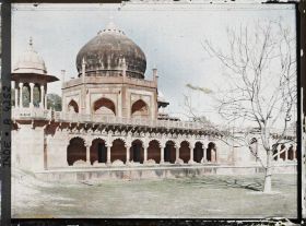 Image représentant Pavillons et arcades de l'enceinte du Taj Mahal.