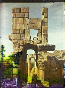 Image représentant Sommet de l'extrémité droite restante du péristyle de la façade sud du Temple dit de Bacchus