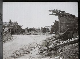 Image représentant France, Albert, Un Coin de rue près de l'ancre, avec un lit suspendu