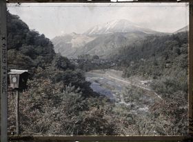 Image représentant Vallée de la Daiyagawa (rivière Daiya) et le Nantaisan (Mont Nantai), vus depuis les jardins de l'hôtel Kanaya