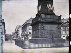 Image représentant La place Vendôme décorée des drapeaux alliés pour les fêtes de la Victoire des 13 et 14 juillet 1919