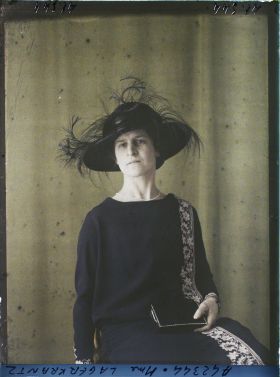 Image représentant https://musee-albert-kahn.s-museum.fr/home/NWQ2OTAwYzNmYjZlZTk1ZWQwODJmMjY4L2dlbmVyaWMtbm90aWNlLXRhYi9hdXRob3JpdHkvNjE3YTc5ZjVjZjhiODk2OGIzMzM3ZDIx/5d6900c3fb6ee95ed082f268/generic-notice-tab/authority/617a79ebcf8b8968b333709c Madame Elsa Lagercrantz