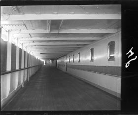 Image représentant Vue de la coursive du pont des 1eres classes, protégée en vue de la tempête.