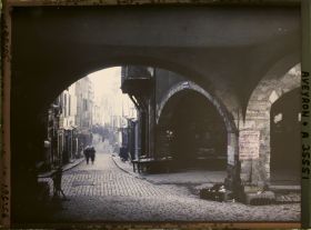 Image représentant La rue de la République, vue prise des Arcades du Consulat
