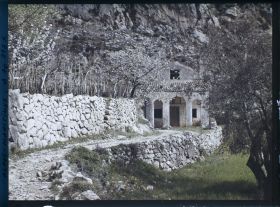 Image représentant La chapelle Saint-Lazare nichée sur le chemin du doyen Pierre Rochard