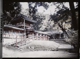 Image représentant Sanctuaire Kasuga-Jinja (ou Kasuga-Taisha) : porte Orô ou Chu-mon, entrée du sanctuaire intérieur Go-honden