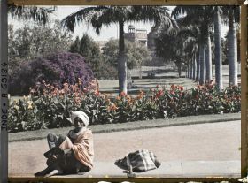 Image représentant Homme assis dans un jardin public aux abords du fort Rouge (Lal Qila)