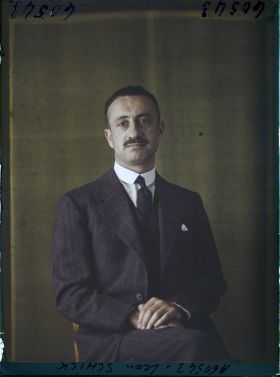 Image représentant https://musee-albert-kahn.s-museum.fr/home/NWQ2OTAwYzNmYjZlZTk1ZWQwODJmMjY4L2dlbmVyaWMtbm90aWNlLXRhYi9hdXRob3JpdHkvNjE3YTc5ZjVjZjhiODk2OGIzMzM3ZDIx/5d6900c3fb6ee95ed082f268/generic-notice-tab/authority/617a79ebcf8b8968b3337752 Monsieur Léon Schick