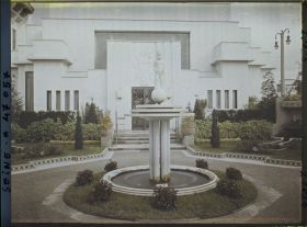 Image représentant L'Exposition des arts décoratifs, le jardin du Pavillon Ruhlmann, de Vacherot et Riousse, sur l'esplanade des Invalides