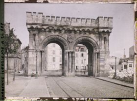 Image représentant La porte Saint-Nicolas, les gravats de la destruction du Bastion pour la construction de la nouvelle gare
