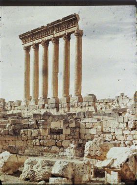 Image représentant Les six colonnes restantes du péristyle méridional du sanctuaire du Temple de Jupiter Héliopolitain