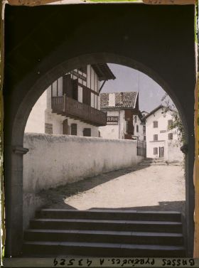 Image représentant France, Bidart, La Mairie de Bidart vue du porche de l'Eglise