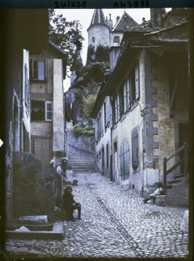 Image représentant La ruelle de la Poterne et le château de Nyon