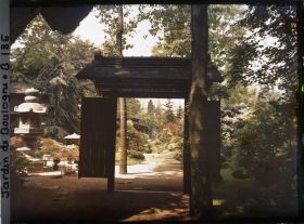 Image représentant Porte du " village japonais " avec lanternes et bonsaïs vus depuis le jardin anglais