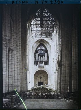 Image représentant Depuis le chœur, intérieur de de la nef jonchée de gravats et l'orgue