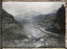 Image représentant Vallée de la Daiyagawa (rivière Daiya) et le Nantaisan (Mont Nantai), vus depuis les jardins de l'hôtel Kanaya